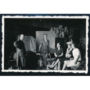 1940 Szopos Sándor (1881-1954) festőművész műtermében, hölgyek körében, feltehetőleg a festő műtermében, Kolozsváron, fotó, hátul pecséttel jelzett (Balazs-Cluj ... Memorandului 12.), hátul dátumozva: 1940. aug. 13., 6x8 cm
