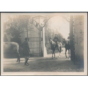 1908 Féltorony (Halbturn), XIII. Alfonz spanyol király (1886-1941) látogatása Habsburg-Tescheni Frigyes főherceg féltoronyi kastélyánál. Az uralkodó, feltehetőleg vadászatról visszatérve, belovagol a kastély udvarára vezető kapun. Eredeti fotó, jelzés nél