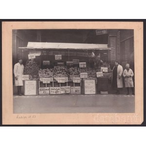 cca 1920 Budapest, gyümölcsárus családjával a Rákóczi út 53-ban, kartonra ragasztott fotó, 17×24