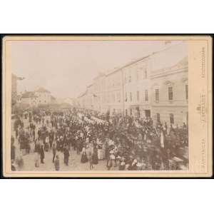1893 Besztercebánya (Banská Bystrica, Neusohl), hideghéti Bittera Kálmán (1829-1893) polgármester temetése (a fekete zászlós épület a Bittera család háza), kabinetfotó, Gutkaiss József műterme, Besztercebánya, 11x16 cm