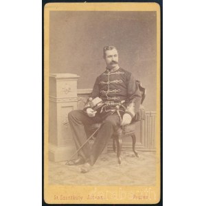 cca 1870 Friwisz Ferenc őrnagy, 1848-49-es honvéd százados portréja, vizitkártya Szentkuty István vegyész és fényképész műterméből (,,Fényképészi intézet A Mátjás Királyhoz), a hátoldalon feliratozva, 10,5x6 cm. Friwisz Ferenc százados elsősorban arról i