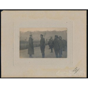 cca 1916-1918 IV. Károly magyar király és osztrák császár látogatása a cs. és kir. 33. aradi gyalogezrednél a fronton, kartonra kasírozott fotó, Urai János fényképész műterme, Arad, 9x14 cm, karton: 19,5x25 cm