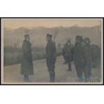 cca 1916-1918 IV. Károly magyar király és osztrák császár látogatása a cs. és kir. 33. aradi gyalogezrednél a fronton, kartonra kasírozott fotó, Urai János fényképész műterme, Arad, 9x14 cm, karton: 19,5x25 cm