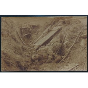 cca 1915 Halott katona a lövészárokban, fotó, 9×14 cm