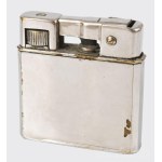 ca 1930 Vitézi Rend jelvényével díszített Weltzünder típusú öngyújtó. Zománcozott fém. 4,5x4,5 cm /// Circa 1930 Weltzünder-type lighter, decorated with the badge of the Vitézi Rend. Enamelled metal. 4.5 × 4.5 cm