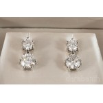 Fehérarany (Au) fülbevaló pár, benne 4 darab briliáns csiszolású gyémánt 1,01ct, 1,02ct, 0,50ct, 0,51ct méretben, összesen 3,04ct (M1, H-I, P1), 14 karátos, mind a 4 kőről tanúsítvánnyal, bruttó 3,77g /// Pair of white gold (Au) earrings, set with four br