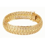 Arany (Au) karkötő, nyelves záródás biztonsági nyolcassal, jelzett, 14 karátos, h: 19 cm, 32.9g /// Gold (Au) bracelet with tongue-and-box clasp and safety figure-eight closure. Hallmarked, 14-karat gold. L: 19 cm, gross weight: 32,9 g.