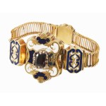 Biedermeier arany (Au) karkötő 8x6mm smaragd csiszolású gránátkő befoglalással.14 karátos arany, gránát kővel, zománc díszítéssel, jelzés nélkül, zománcon kis sérüléssel, 24,7 g 50x35 mm /// Biedermeier gold (Au) bracelet, set with an 8 × 6 mm emerald-cut