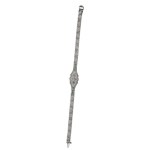 Filigrán palládium (Pd) karkötő, 0,05ct brill és 2 darab 4x2mm smaragd berakással, certifikáttal, 6,76g /// Delicate palladium (Pd) bracelet set with a 0.05 ct brilliant-cut diamond and two 4 × 2 mm emeralds, accompanied by a certificate, weight: 6.76 g.