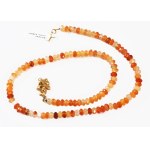 Karneol nyaklánc nyelves záródású elefántfigurás arany (Au) kapoccsal, h: 42cm, 19,6g /// Carnelian necklace with a tongue clasp featuring a gold (Au) elephant motif, length: 42 cm, weight: 19.6 g.