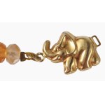 Karneol nyaklánc nyelves záródású elefántfigurás arany (Au) kapoccsal, h: 42cm, 19,6g /// Carnelian necklace with a tongue clasp featuring a gold (Au) elephant motif, length: 42 cm, weight: 19.6 g.