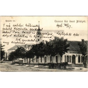 1906 Büdszentmihály, Kossuth tér, Papp Ferenc üzlete. Mészáros István kiadása. A képeslap feladója Gyökössy Endre (1880-1957) író, költő, címzettje Pósa Lajos (1850-1914) az Én Újságom gyermekirodalmi lap szerkesztője, író, meseíró, az eredeti magyar gyer