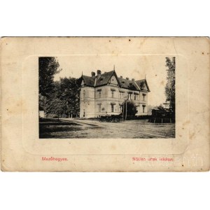 1914 Mezőhegyes, Nőtlen urak lakása. Mosonyi Károly kiadása (fl)