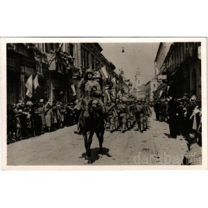 1940 Szatmárnémeti, Satu Mare; bevonulás, katonák, magyar zászlók, Müller Ana üzlete / entry of the Hungarian troops, soldiers, Hungarian flags, shops + 1940 Szatmárnémeti visszatért So. Stpl (vágott / cut)