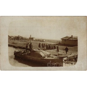 1917 Nikopol (Bulgária), Császári és Királyi Haditengerészet motorcsónakja katonákkal. Dunaflottilla / WWI Austro-Hungarian Navy K.u.K. Kriegsmarine Danube Fleet (Donauflottille) motor boat in Nikopol (Bulgaria) with K.u.K. soldiers. photo (fl)