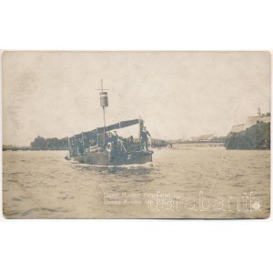 Dunai g őrnaszád Pétervárad előtt (Újvidék). Dunaflottilla / K.u.K. Kriegsmarine Donauflottille SM Pb g Donau-Monitor / WWI Austro-Hungarian Navy Danube Fleet river guard boat with mariners. Magyar Rotophot Társaság, Révész és Bíró (b)