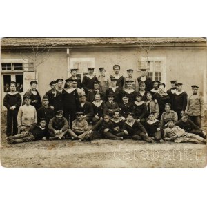 K.u.K. Kriegsmarine Donauflottille / Császári és Királyi Haditengerészet, matrózok a SMS TEMES monitorról, az SMS TAURUS állomáshajóról, SMS DON JUAN D'AUSTRIA páncélosról, köztük kapitány, pár katona és egy civil / WWI Austro-Hungarian Navy, marine