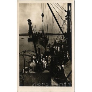 Einsetzen d. Vedettenbootes SMS Erzh. Friedrich. Atelier des Roten Kreuz Nr. 321. Pola / Gőzbárka vízre eresztése, matrózok / K.u.K. Kriegsmarine, launching a steam barge, navy mariners