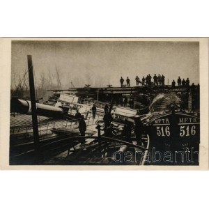 MARGIT oldalkerekes gőzhajó kiemelése az 1908. március 28-án Pancsovánál a szerb MACVA gőzhajóval történt összeütközést követő elsüllyedése után / raising the sunken Hungarian steamship MARGIT following a collision with the Serbian steamer MACVA near Panc