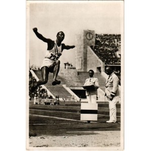 1936 Berlin, Olympische Spiele. Jesse Owens (USA) erringt im Weitsprung die Goldmedaille (Atlantic-Photo) / Summer Olympics, Jesse Owens (USA) 4x olympic champion in running + So. Stpl. (EK)