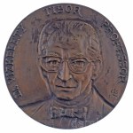 Cséri Lajos (1928-2020) 1999. "Dr. Vízkelety Tibor professzor / VARIETAS DELECTAT" kétoldalas, öntött bronz emlékplakett (100mm) T:AU Hungary 1999. "Dr. Tibor Vízkelety professor / VARIETAS DELECTAT" double-sided cast bronze commemorative plaque Sign.: La