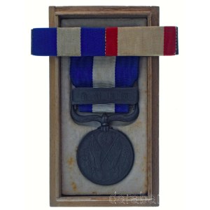 Japán, 1918-1922. Szibériai Intervenció Kitüntetés emlékérem mellszalagon, szalagsávval, sérült fa dobozában T:AU Japan, 1918-1922. Siberian Intervention Medal medal with ribbon, with miniature, in damaged wood box C:AU