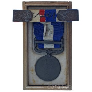 Japán, 1918-1922. Szibériai Intervenció Kitüntetés emlékérem mellszalagon, szalagsávval, sérült fa dobozában T:AU Japan, 1918-1922. Siberian Intervention Medal medal with ribbon, with miniature, in damaged wood box C:AU