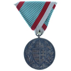 1929. Magyar Háborús Emlékérem kardokkal, sisakkal ezüstözött bronz kitüntetés mellszalaggal T:AU Hungary 1929. Hungarian Commemorative War Medal with swords and a helmet silver plated bronze decoration with ribbon C:AU NMK 418.