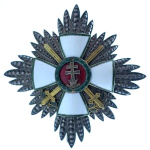 1939. A Magyar Érdemrend középkeresztjének csillaga hadiékítménnyel és kardokkal brillantírozott, jelzetlen Ag csillag, rajta zománcozott kereszt, hátoldalán függőleges tűvel (78mm) T:AU,XF Hungary 1939. Hungarian Order of Merit Star of the Commander's