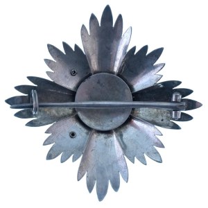 1939. A Magyar Érdemrend középkeresztjének csillaga hadiékítménnyel és kardokkal brillantírozott, jelzetlen Ag csillag, rajta zománcozott kereszt, hátoldalán függőleges tűvel (78mm) T:AU,XF Hungary 1939. Hungarian Order of Merit Star of the Commander's