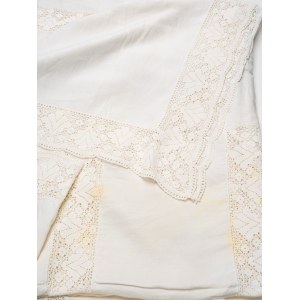 Rectangular linen tablecloth for a parade.