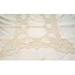 Rectangular tablecloth made of linen and lace.