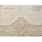 Rectangular tablecloth made of linen and lace.
