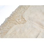 Rectangular tablecloth made of linen and lace.