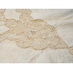 Rectangular tablecloth made of linen and lace.