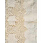 Rectangular tablecloth made of linen and lace.
