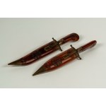 A roasting set consisting of a carving fork and knife in a dagger-shaped case, carved from wood with floral motifs and metal. Made in India, 20th century.