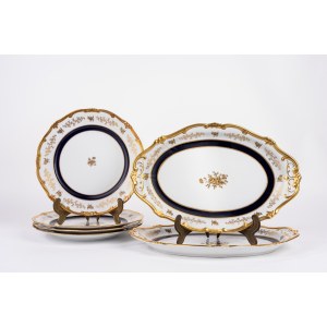 Lot consisting of four dinner plates and two oval serving plates in white porcelain decorated in blue and gold, Weimar