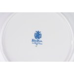 Lot consisting of four dinner plates and two oval serving plates in white porcelain decorated in blue and gold, Weimar