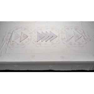 Linen tablecloth with 8 matching napkins.