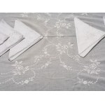 Linen tablecloth with 8 matching napkins.