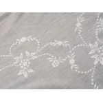 Linen tablecloth with 8 matching napkins.