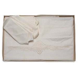 Elegant rectangular tablecloth with twelve matching linen napkins