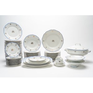 White porcelain set with a wavy edge outlined in blue and gold floral motifs. Richard Ginori, 1940s-1950s.