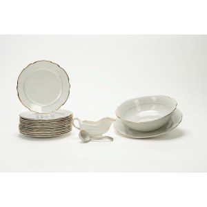 Salad bowl, serving platter, and twelve dinner plates made of porcelain with a wavy, gold-plated rim. Richard Ginori