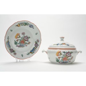 Polychrome-decorated porcelain tureen with tray. Ginori, 20th century.