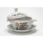 Polychrome-decorated porcelain tureen with tray. Ginori, 20th century.