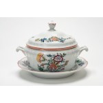 Polychrome-decorated porcelain tureen with tray. Ginori, 20th century.