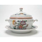 Polychrome-decorated porcelain tureen with tray. Ginori, 20th century.