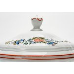 Polychrome-decorated porcelain tureen with tray. Ginori, 20th century.